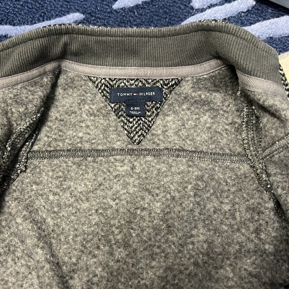 Great condition Tommy Hilfiger 6 to 9 month sweater - Picture 2 of 5